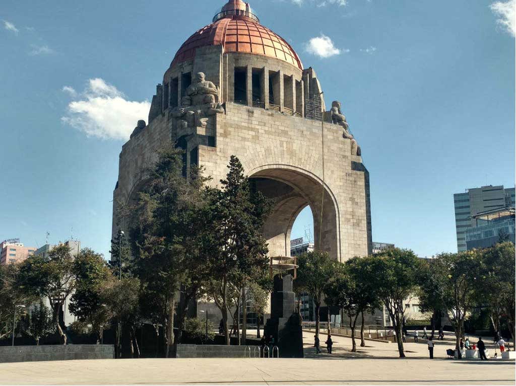 Amanecer en el Monumento a la Revolución