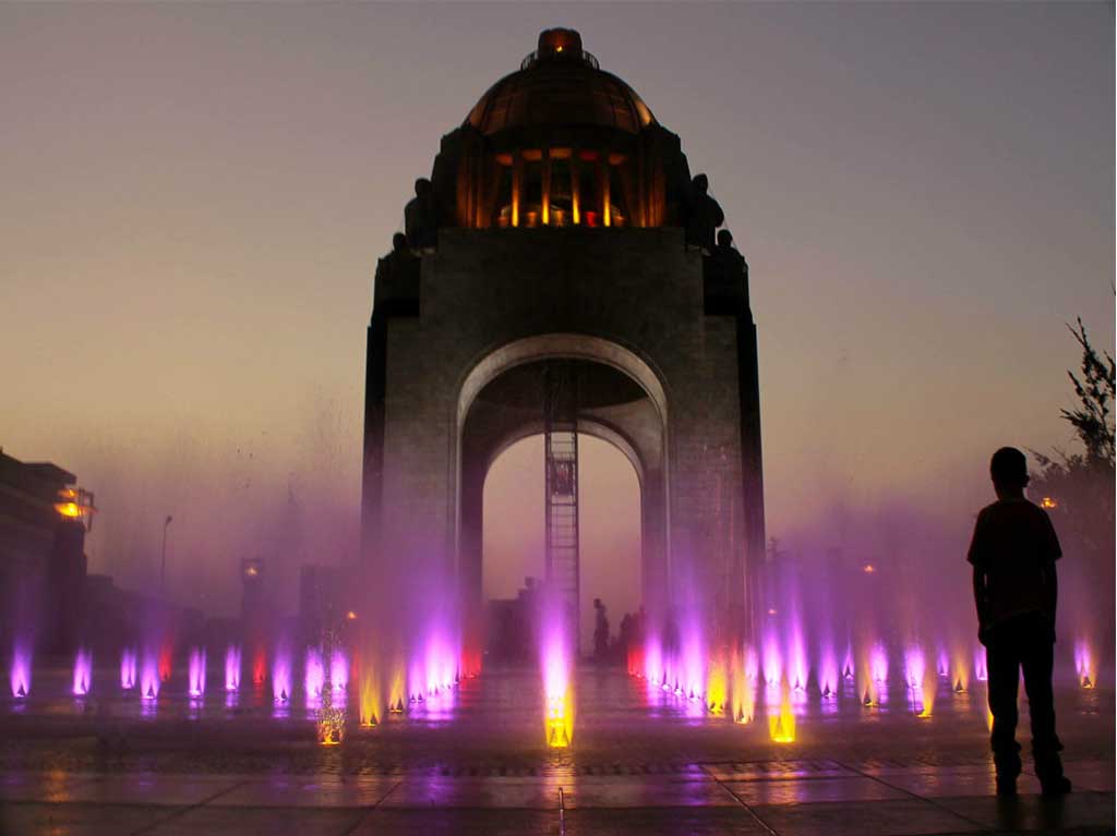 Amanecer en Monumento a la Revolución 2020