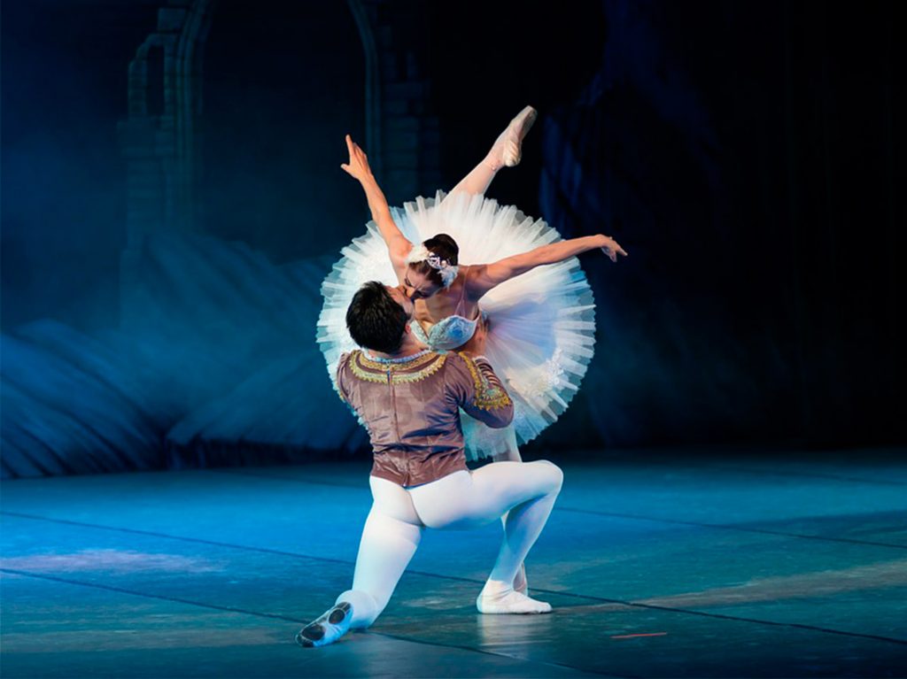 EL lago de los cisnes con el ballet de San Petesburgo en el Teatro del Parque