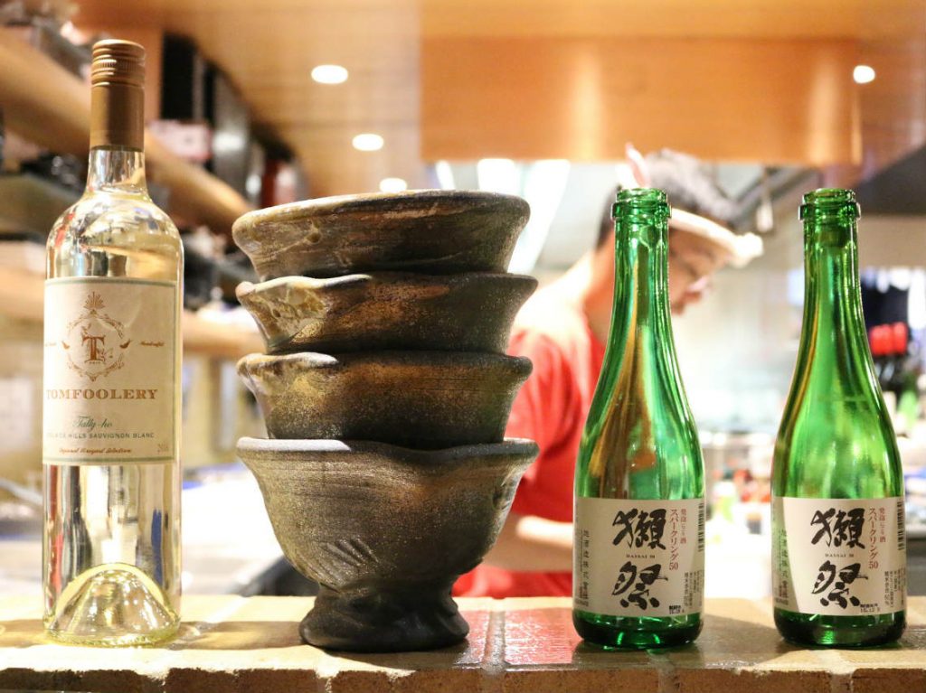 Barras japonesas tradicionales con sake en CDMX