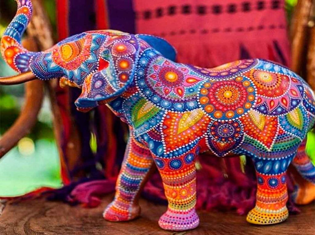 Disfruta de una cata de mezcal mientras decoras alebrijes de elefante