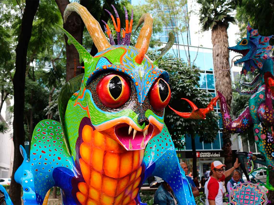 disfruta-una-cata-mezcal-decoras-alebrijes-alebrijes-enorme