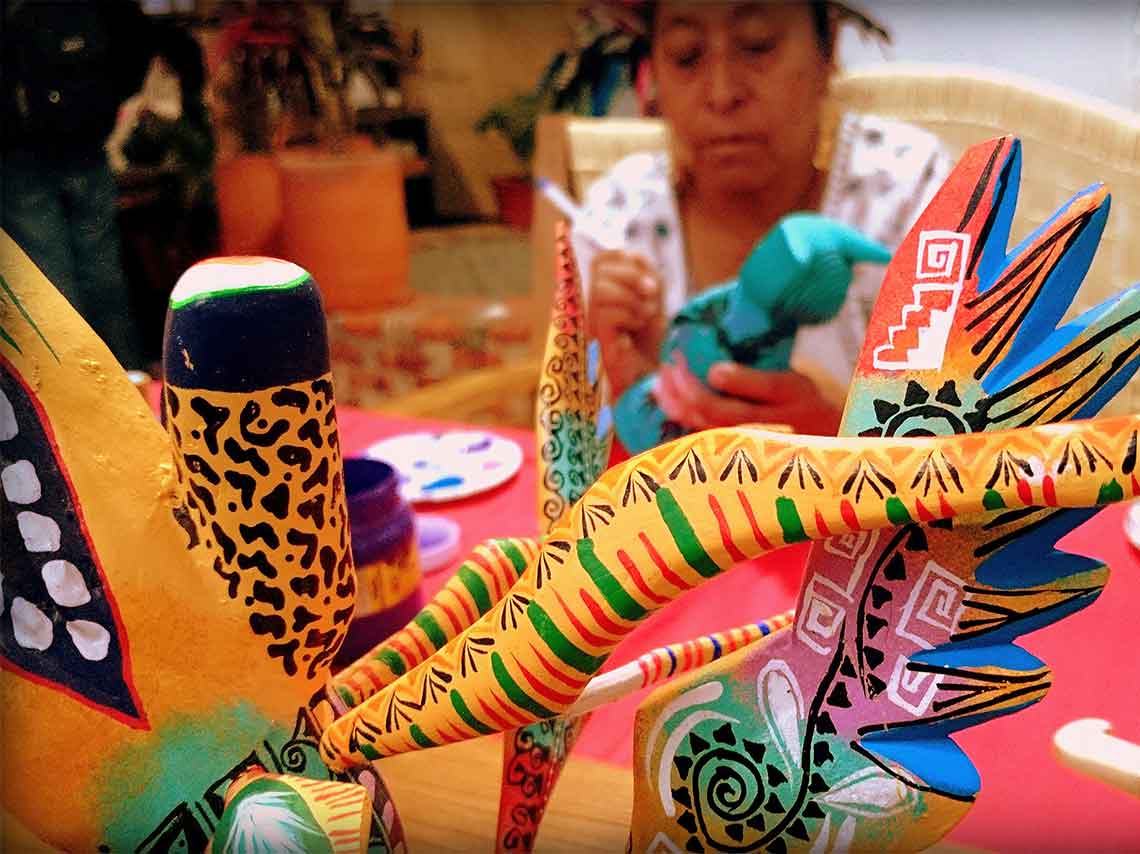 Disfruta de una cata de mezcal mientras decoras alebrijes decorar alebrije