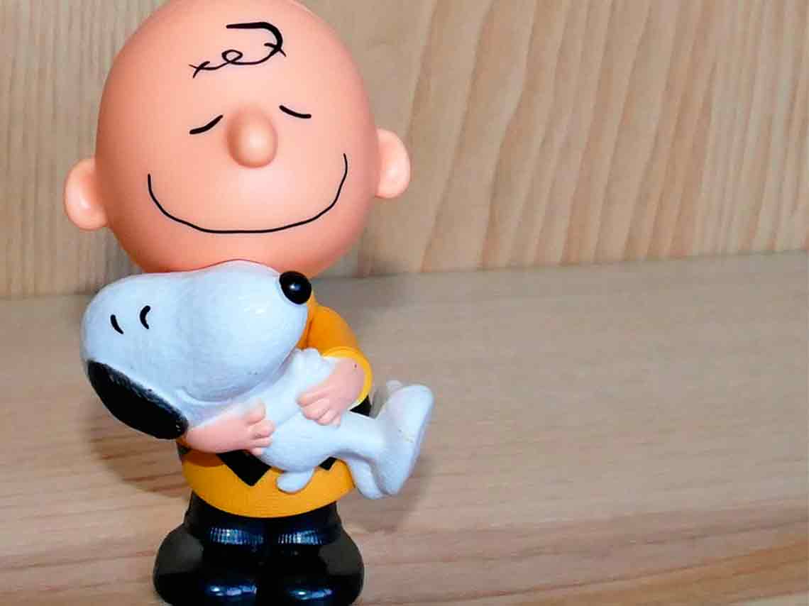 Expo Peanuts Global Artist Collective: charlie abrazando a snoppy