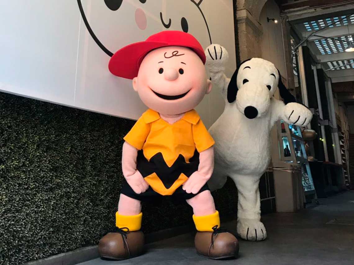 Expo Peanuts Global Artist Collective snoopy y charlie brown