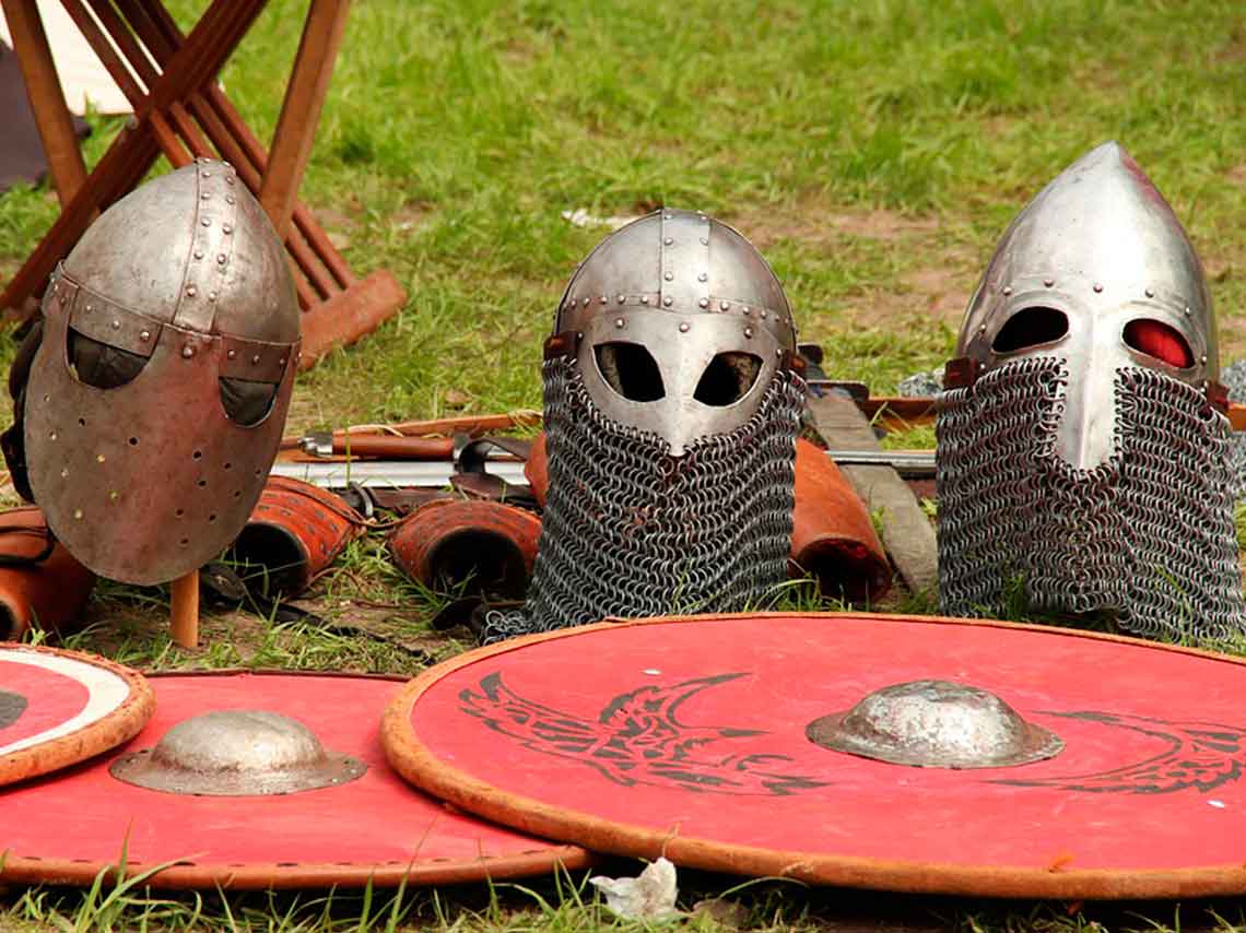 Fiesta mágica medieval con globos aerostáticos cascos y armaduras medievales