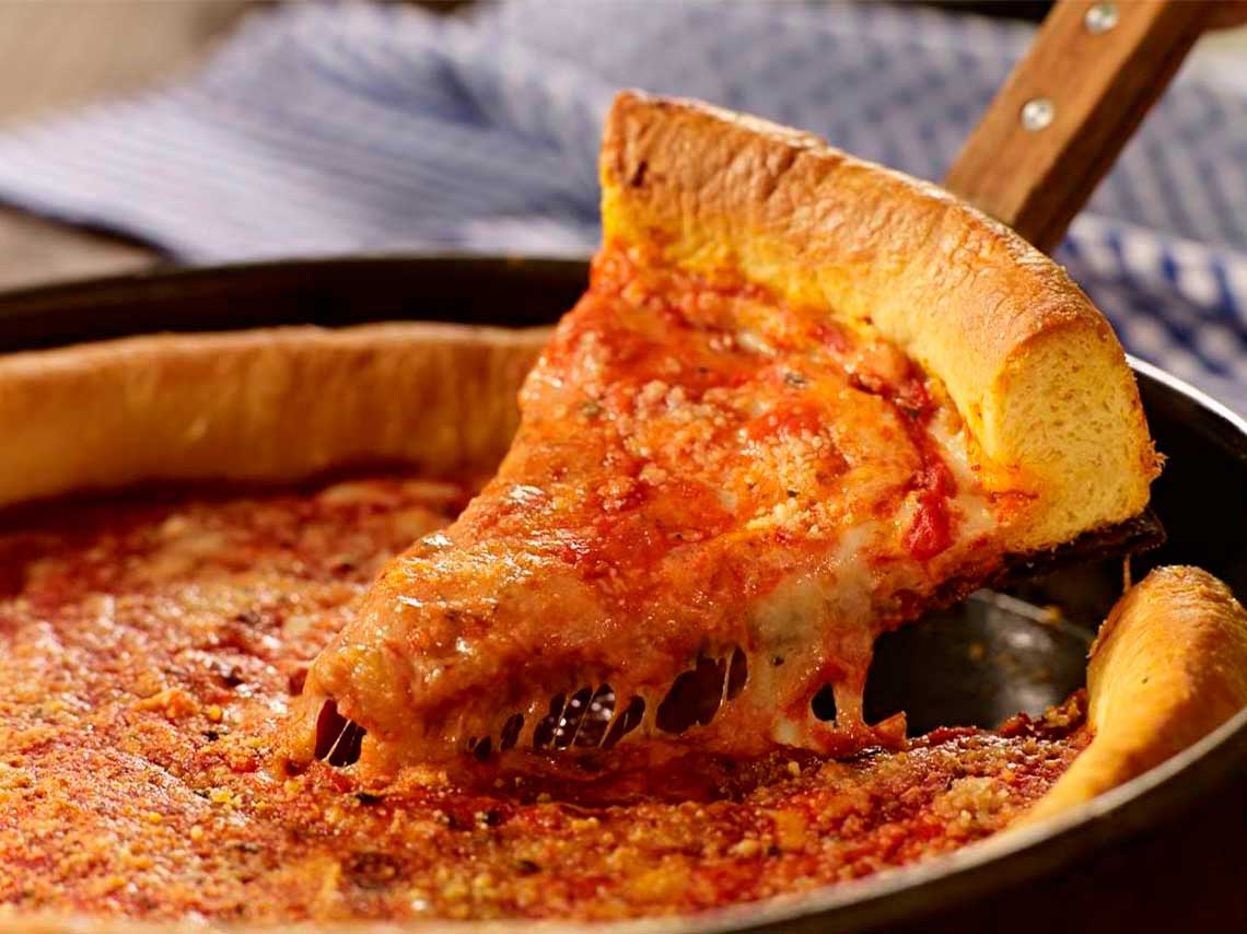 Gino’s East pone su pizza Chicago a $50 deep dish pizza