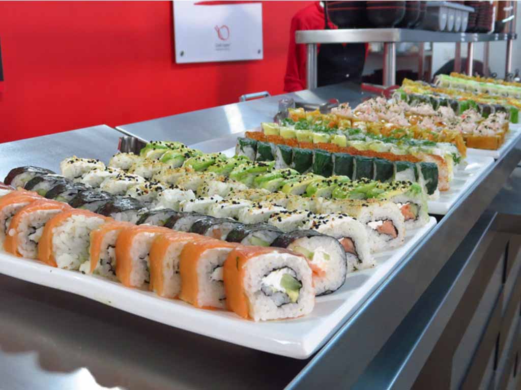 Sushi y mucha comida en Groshi Express