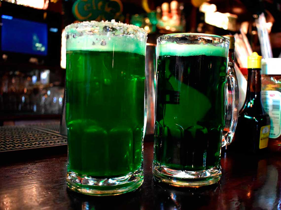 Lugares con cerveza de colores en CDMX verde
