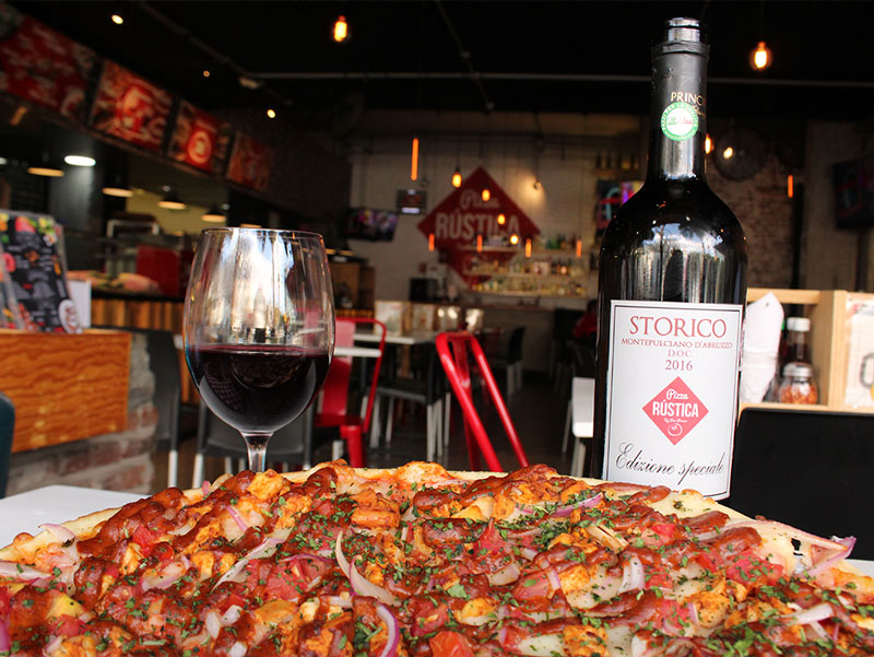 ¡Celebra tu cumpleaños con pizza y vino en Pizza Rústica!