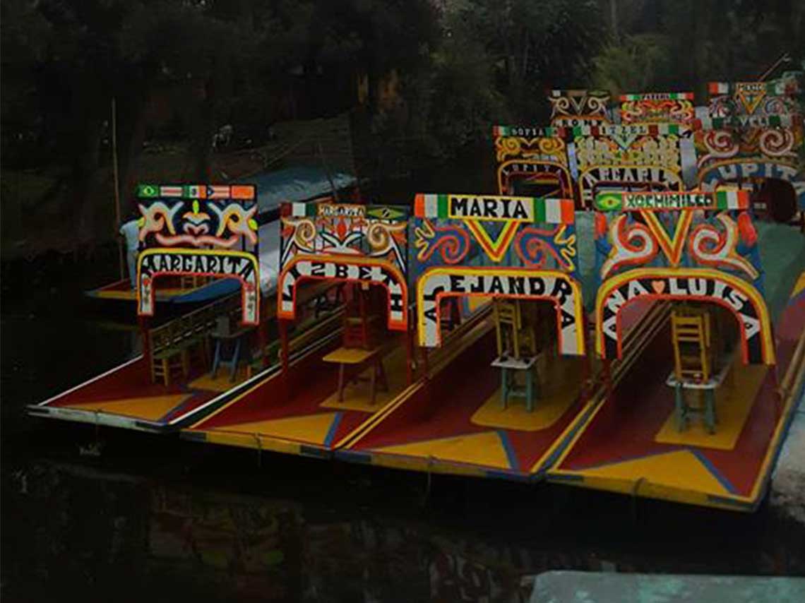 Recorrido por la Isla de las Muñecas en Xochimilco trajinera