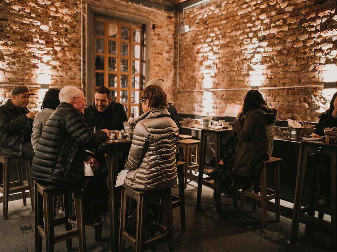 si-mon-bar-donde-encuentras-cerveza-gente-hablando