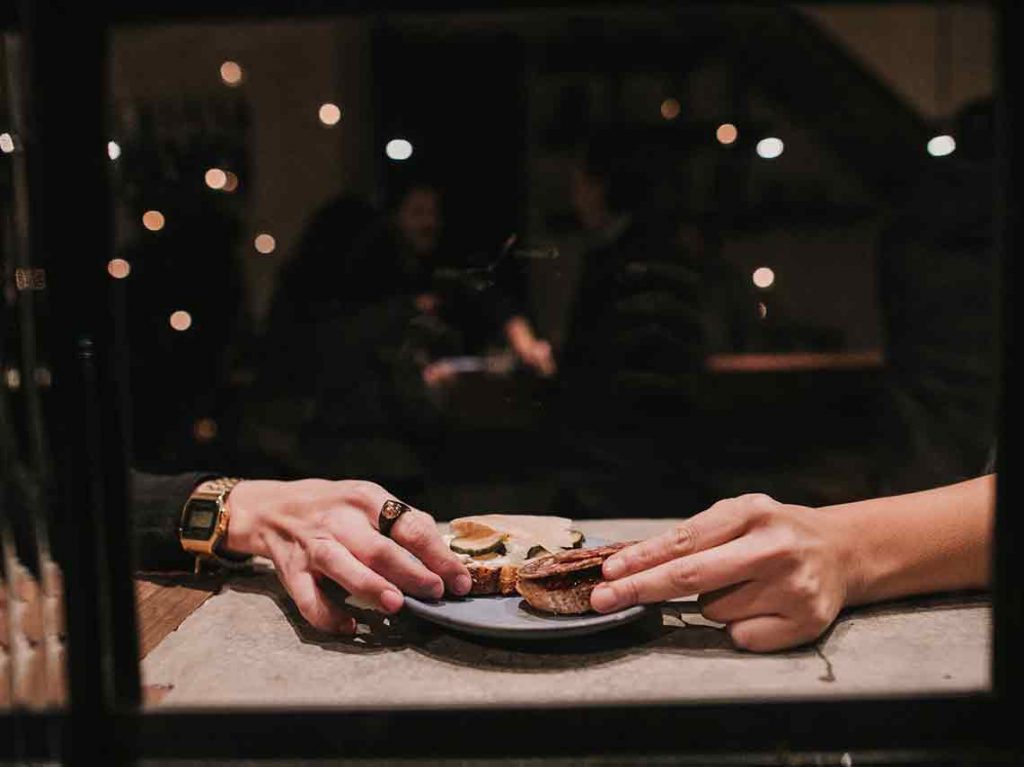 SI MON: el bar donde encuentras cerveza tapas de comida