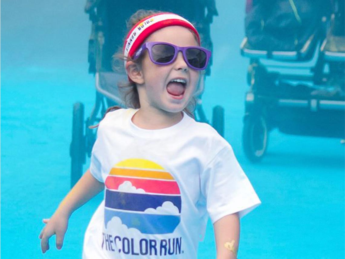 Carrera Color Run nocturna 2018 niña corriendo