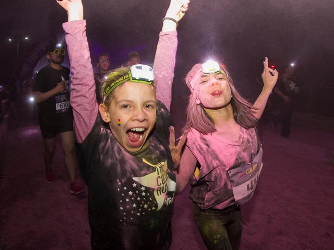 Carrera Color Run nocturna 2018 gente corriendo de noche