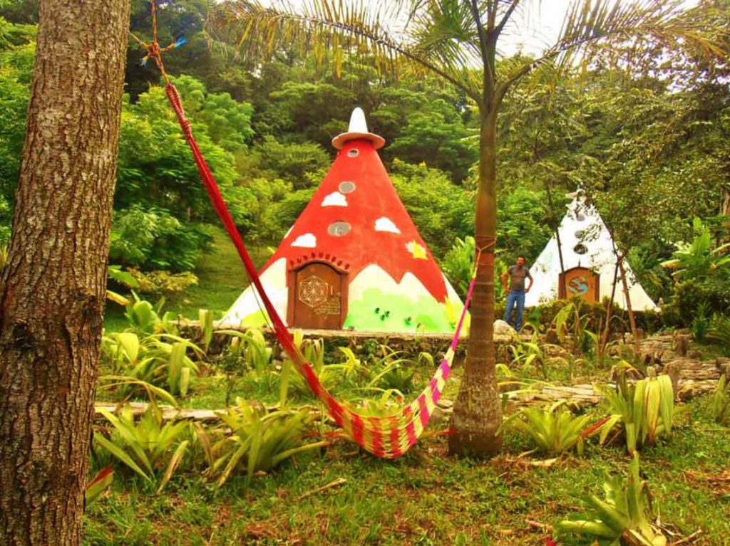 Casa Caracol: duerme en una cabaña tipis a 100 m del Jardín Surrealista