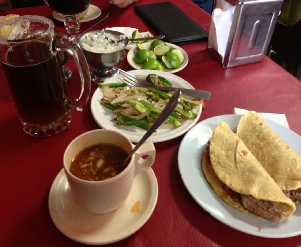 Para ver el Mundial: ¡chelas y birria desde las 7 de la mañana! 2