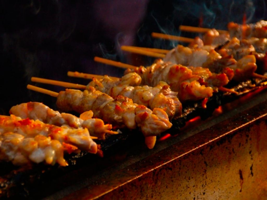 primer festival de carne a la japonesa en CDMX brochetas de pollo