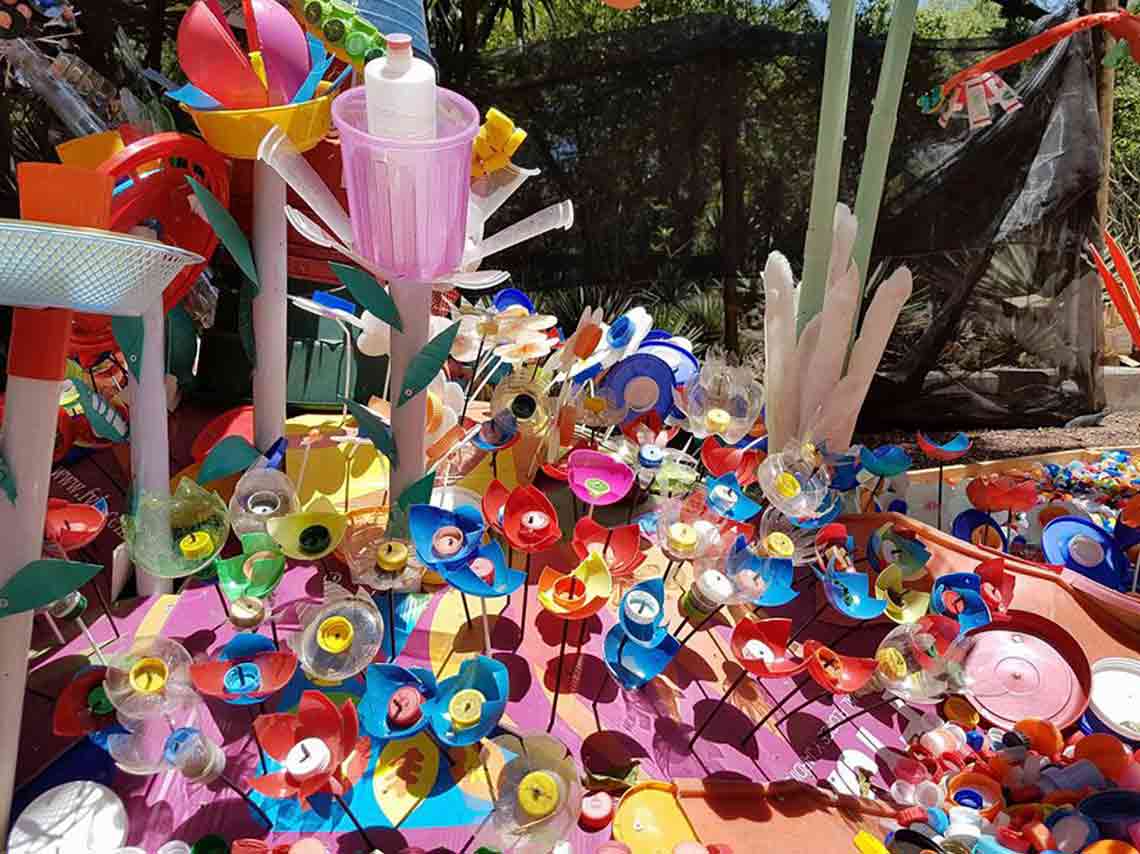 jardín de objetos reciclados en el Jardín Botánico flores