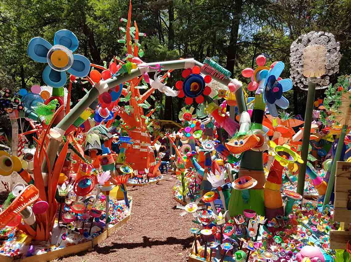 jardín de objetos reciclados en el Jardín Botánico entrada