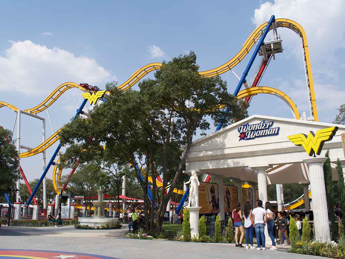 Wonder Woman Coaster de Six Flags fachada