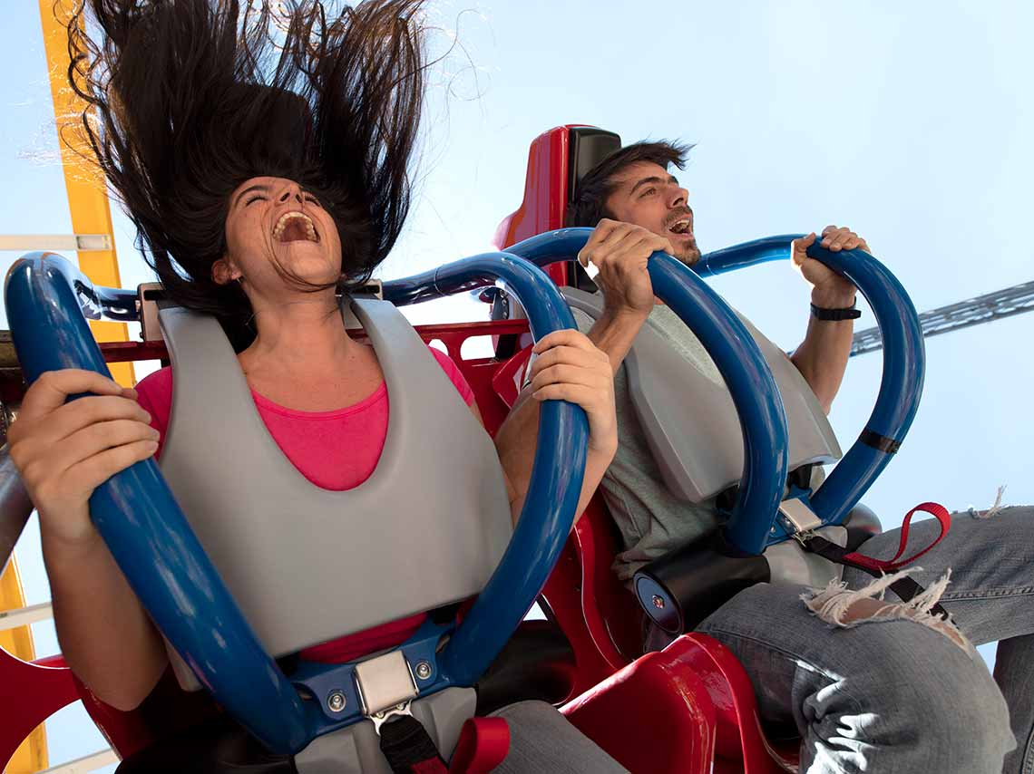 Wonder Woman Coaster de Six Flags gente gritano