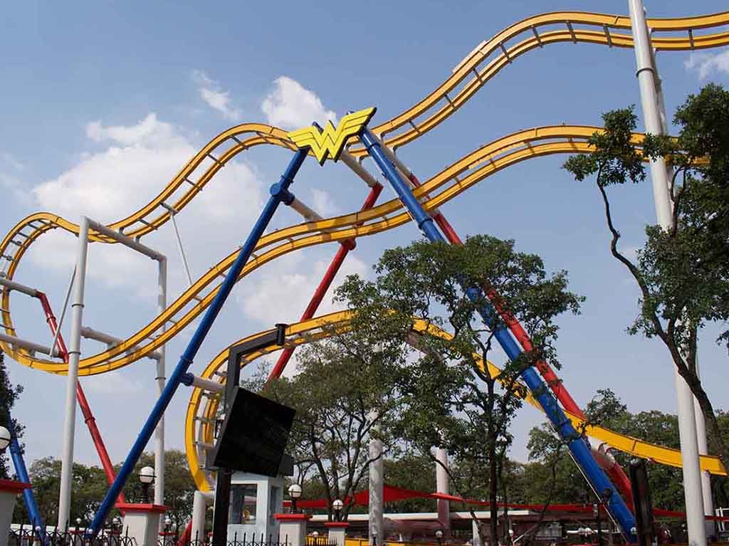 La nueva Wonder Woman Coaster de Six Flags te pondrá a girar de cabeza