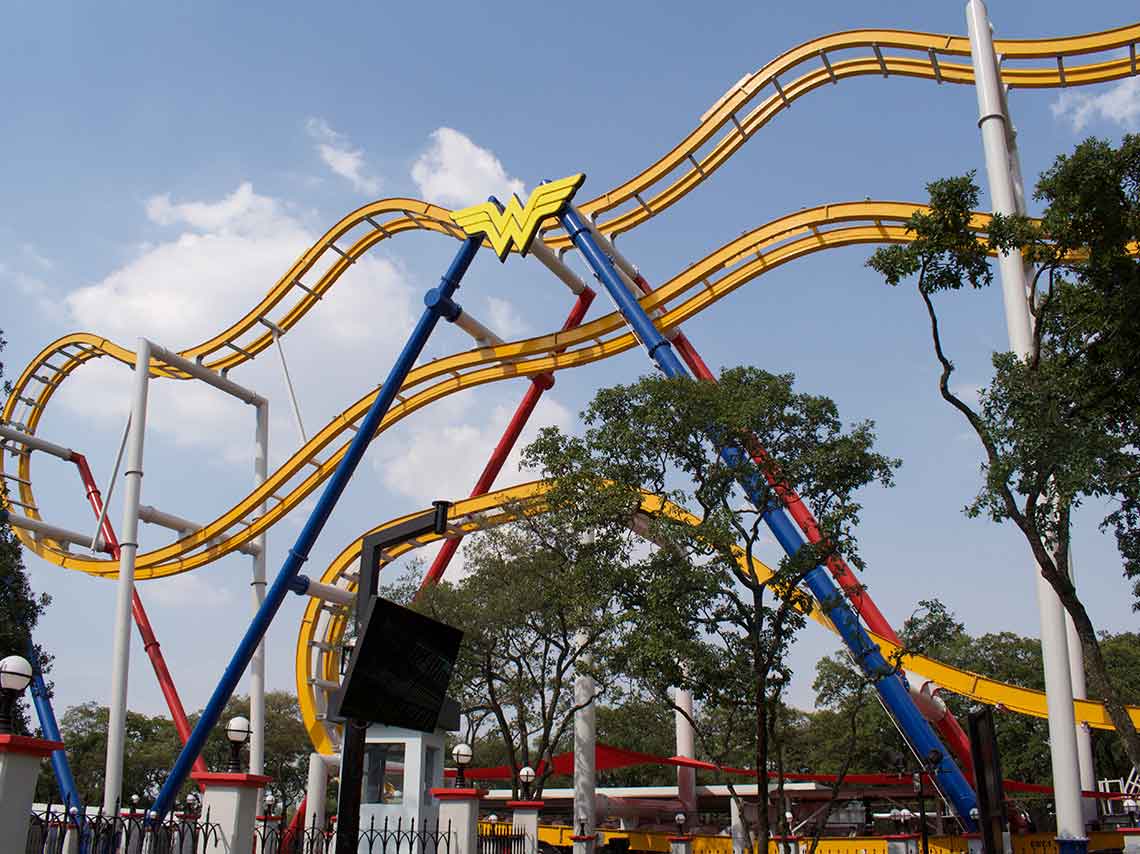 La nueva Wonder Woman Coaster de Six Flags te pondrá a girar de cabeza