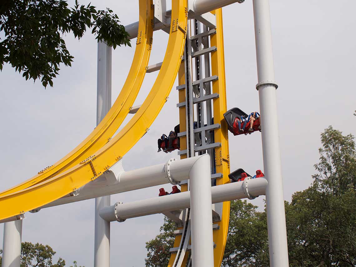 Wonder Woman Coaster de Six Flags subida vertical