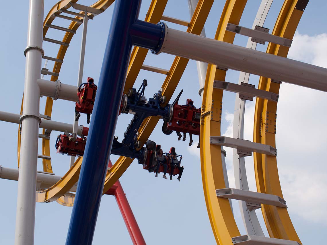 Wonder Woman Coaster de Six Flags subidas