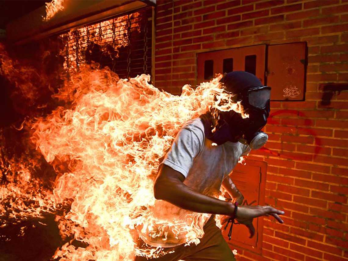 World Press Photo Exhibition 2018 en CDMX hombre quemandose