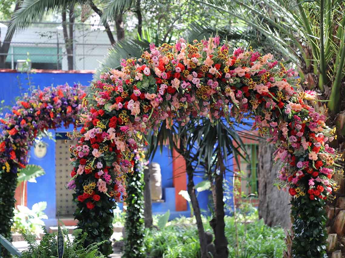 Jardín de la Casa Azul es intervenido con flores para celebrar a Frida 3