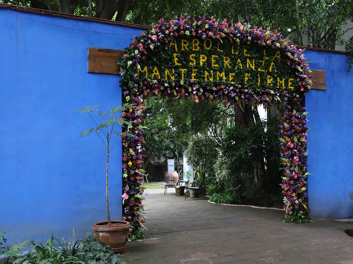 Jardín de la Casa Azul es intervenido con flores para celebrar a Frida 1