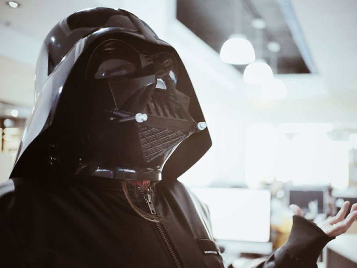 Mira el Casco electrónico de Darth Vader, ¡únete al Lado Oscuro de la fuerza!