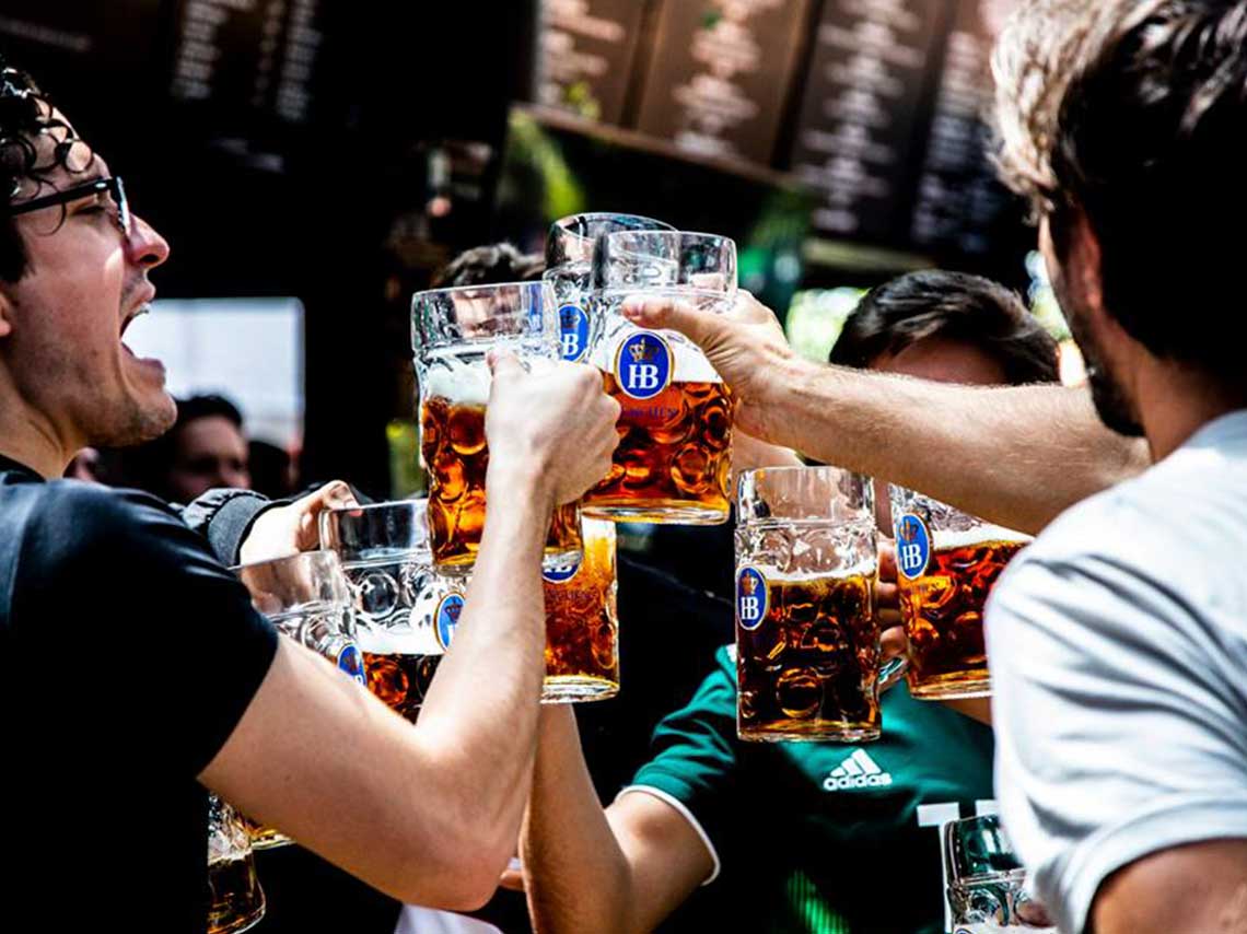 Día de la cerveza 2018 brindando