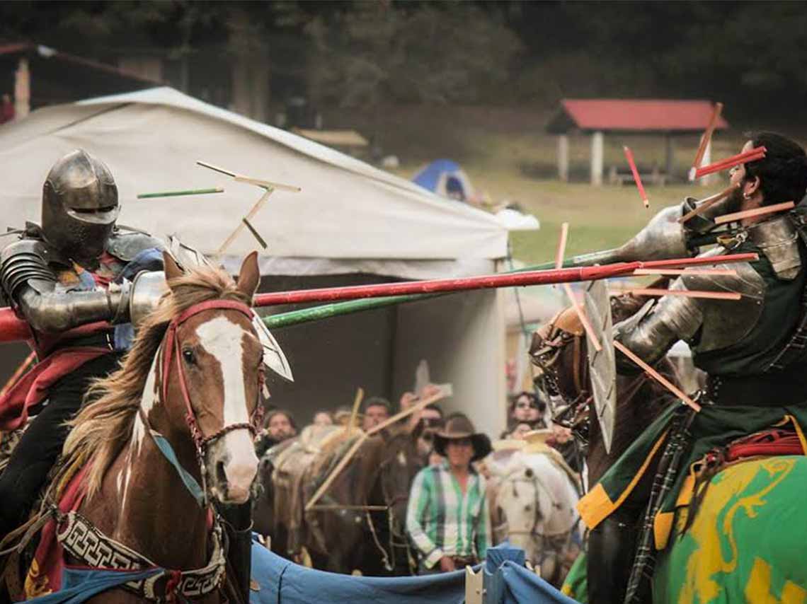 Festival Medieval en el Bosque de Tláhuac 2018 peleas a caballo