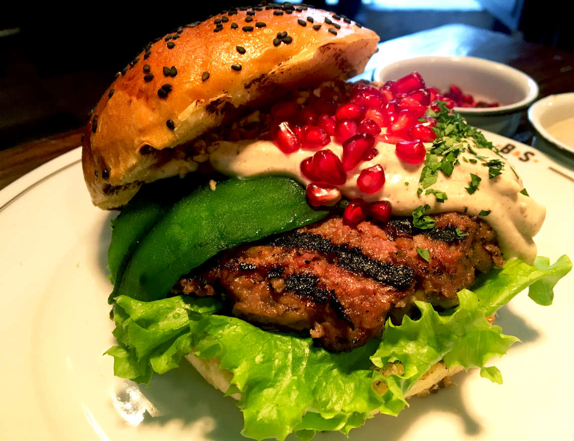 hamburguesa-chile-en-nogada-butcher-and-sons