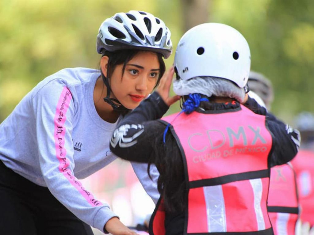 Bici escuela de verano 2018 niña en bici