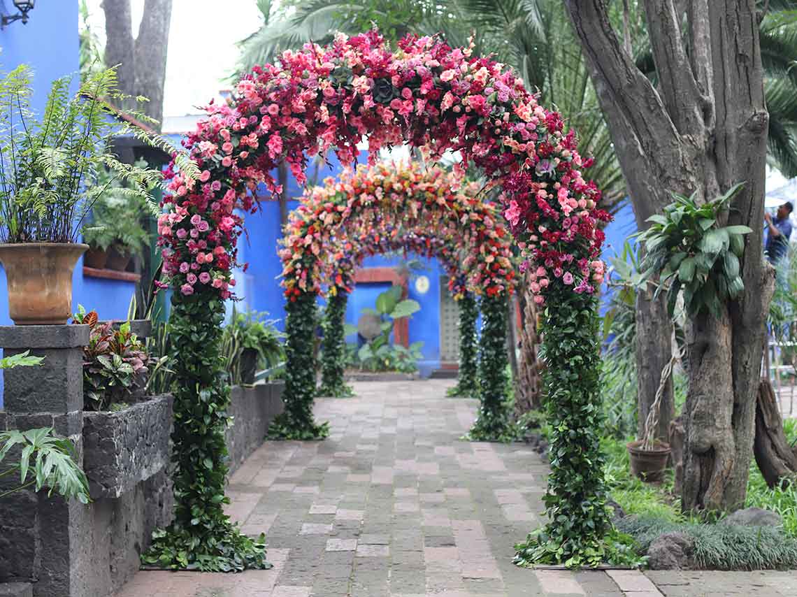 Jardín de la Casa Azul es intervenido con flores para celebrar a Frida