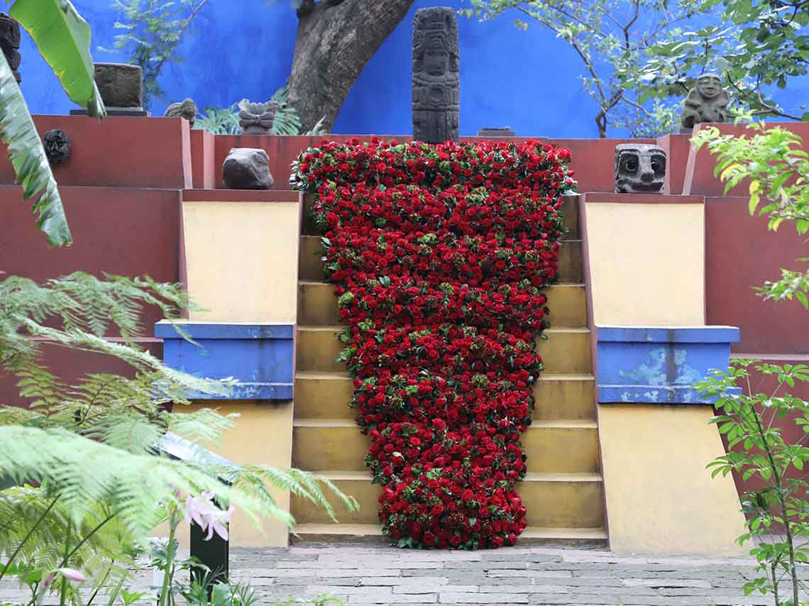 Jardín de la Casa Azul es intervenido con flores para celebrar a Frida 4