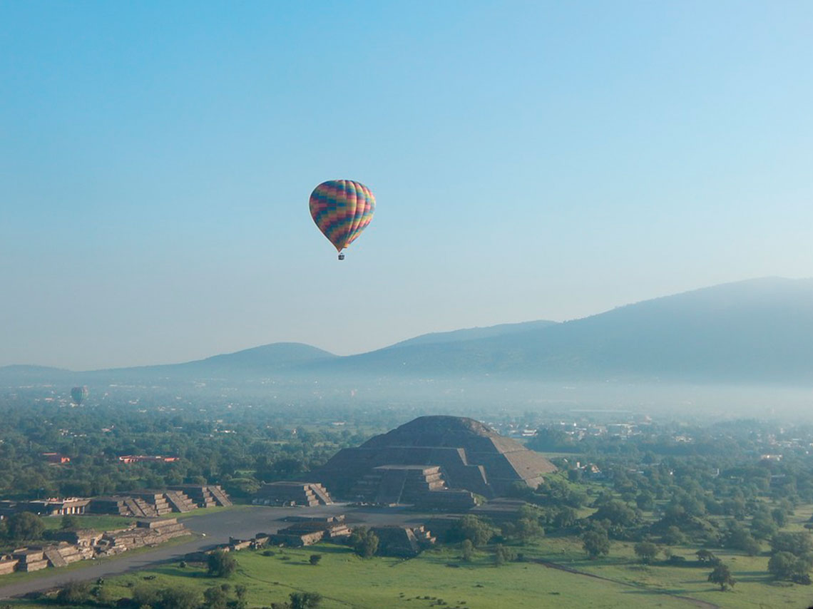 Multicolor Fest en Teotihuacán piramides