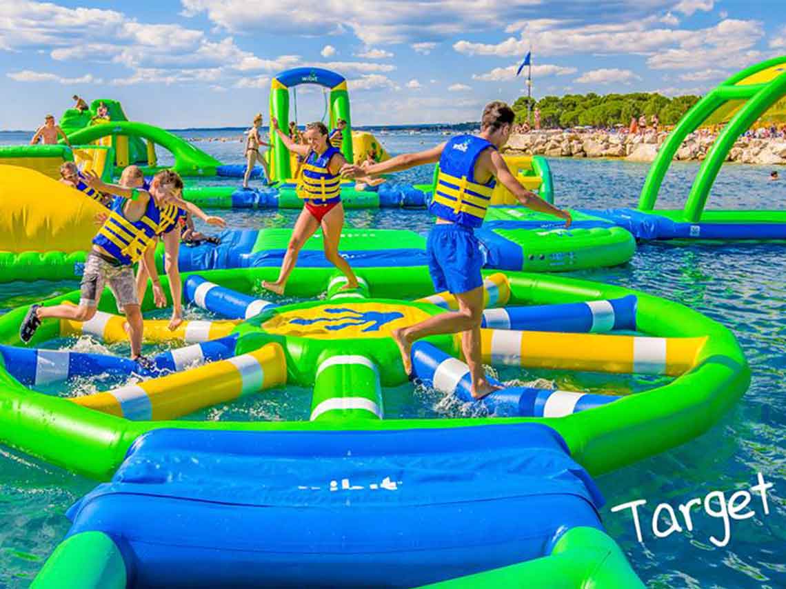 parque de inflables sobre el mar de Cancún trampolines