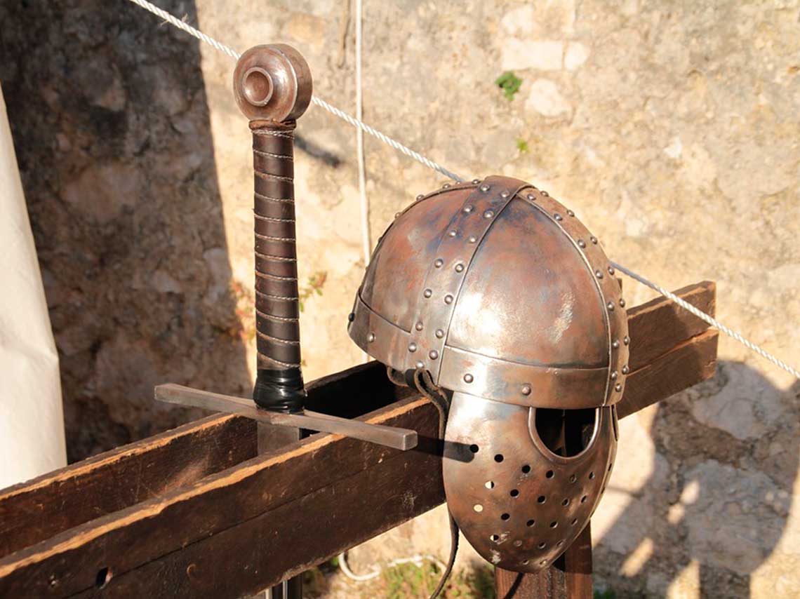 vive-este-campamento-medieval-con-caceria-de-hombres-lobos-en-el-bosque-casco