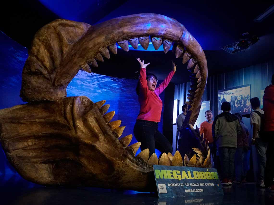 Megalodon-The-Meg-Critica-lo-bueno-lo-malo-tiburon-blanco-gigante-dinosaurio-2018-pelicula-acuario-interactivo-plaza-carso