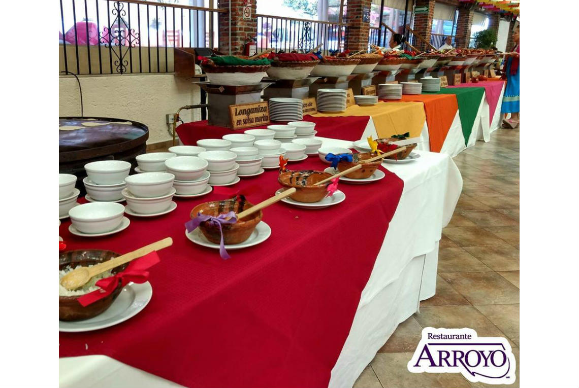 Buffet de desayunio en Arroyo, en Tlaplan.