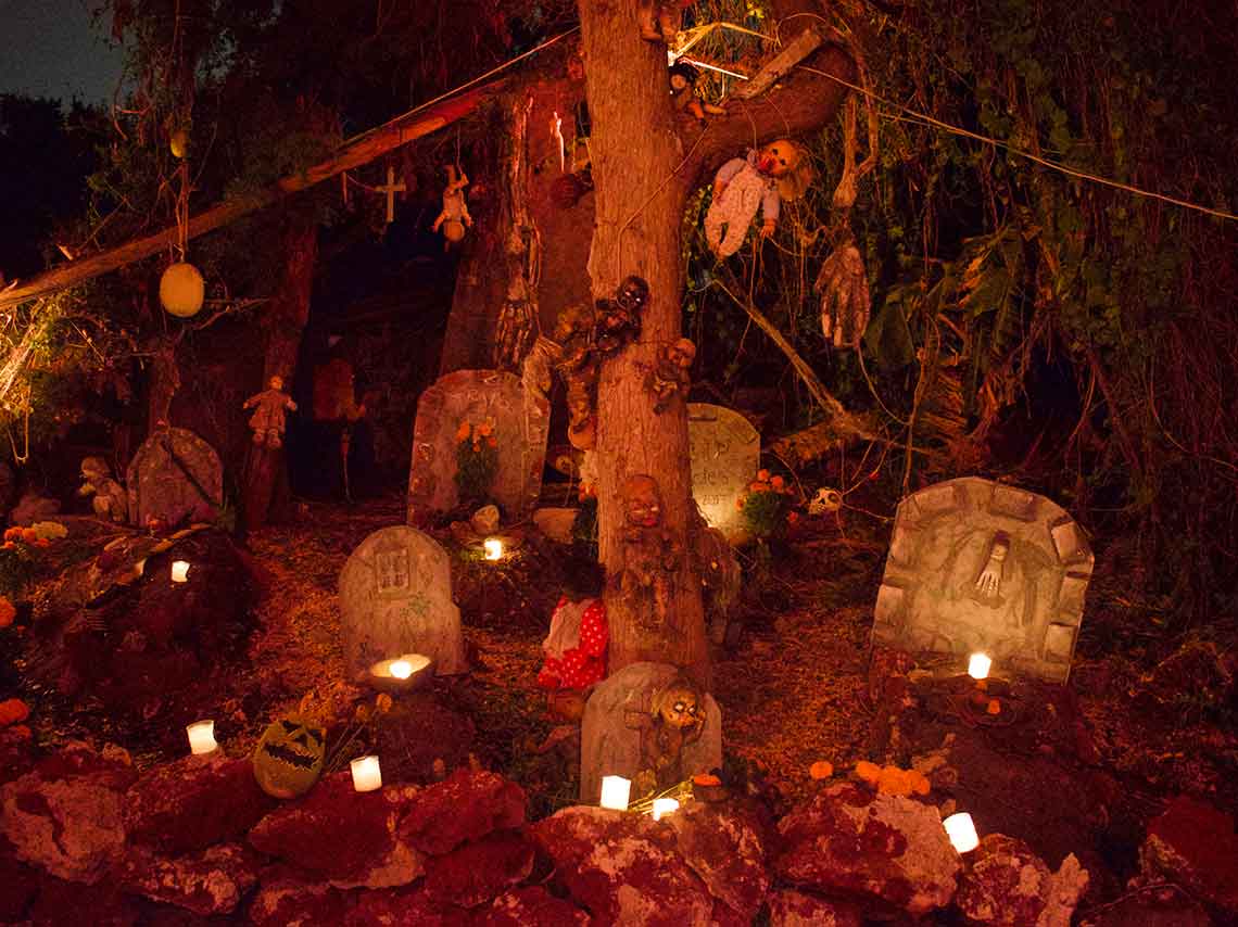 La Catrina en Trajinera 2018 en Xochimilco isla de las muñecas