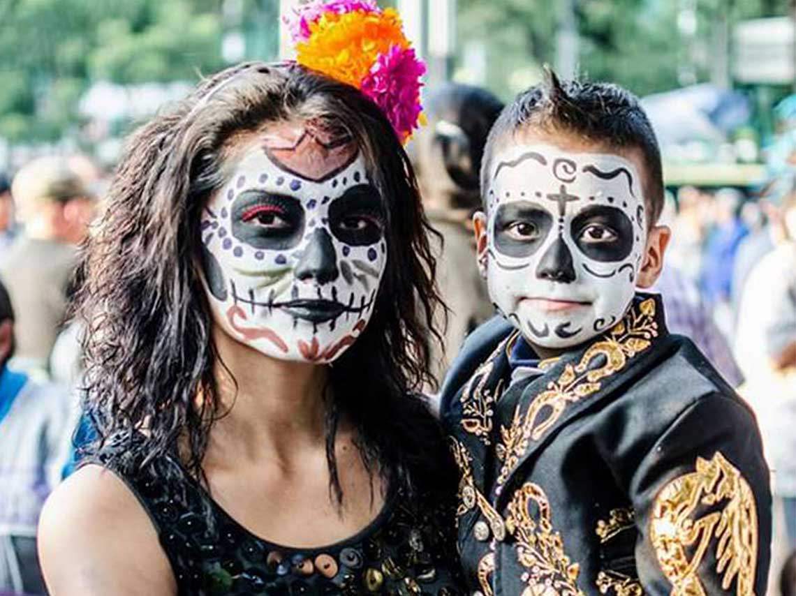 Mega Procesión De Las Catrinas 2018 mama e hijo catrinas