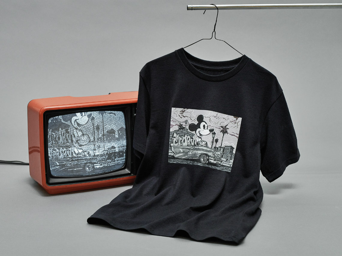 nueva colección de Vans para celebrar los 90 años de Mickey Mouse: playera negra