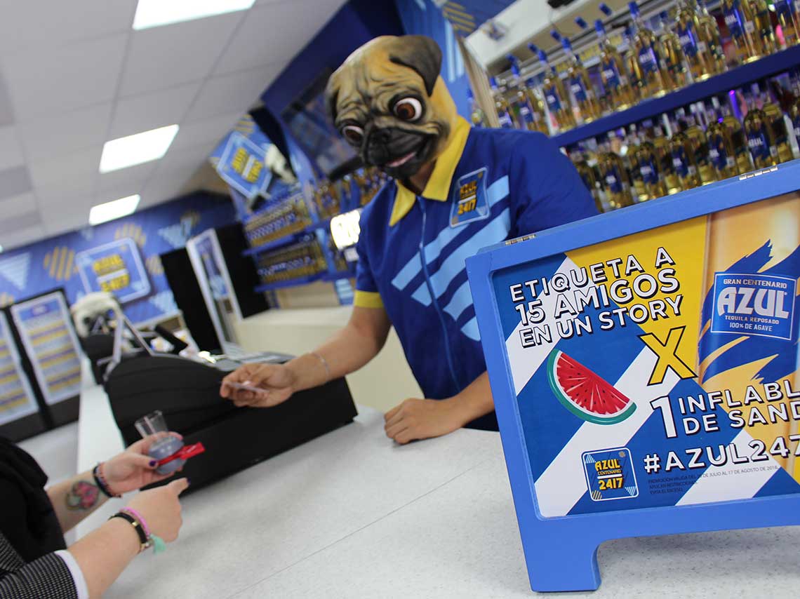 Tequila Azul Centenario abre una tienda 24/7 cara de pus