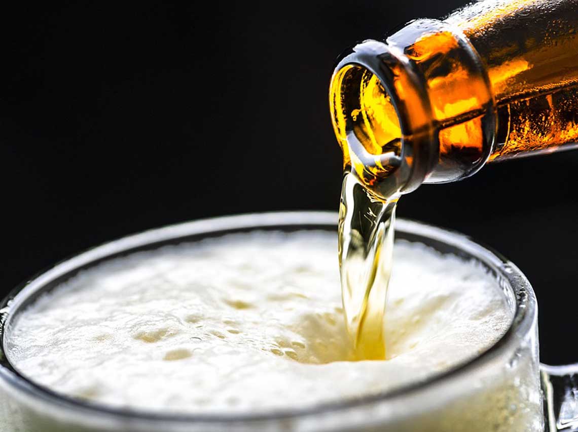Alcohol-a-domicilio-festejemos-mexico-mercado-libre-nueva-categoria-vinos-y-licores-cerveza-vaso-espuma